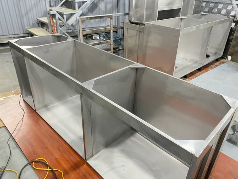 Thùng tủ bếp inox 1 lớp hàn băng dài sau khi được sản xuất xong